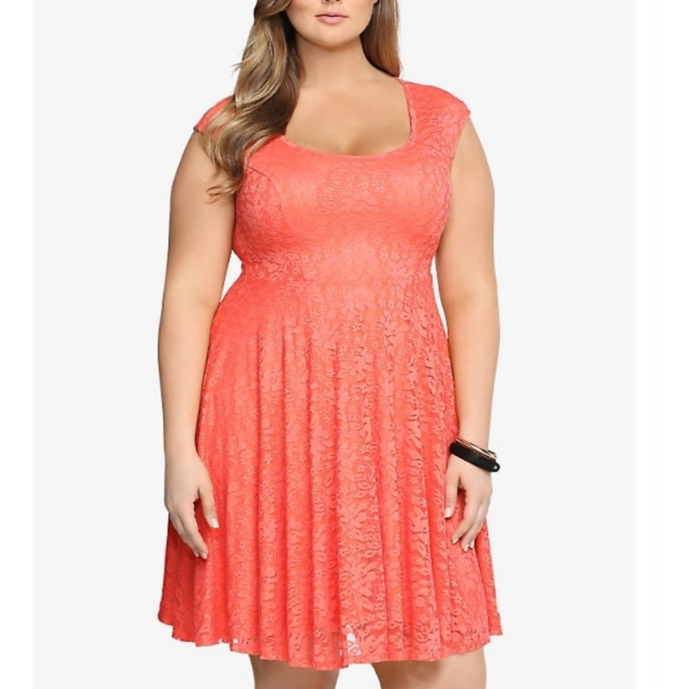 LACE OPEN-BACK DRESS